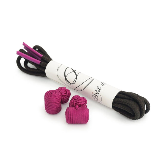 Ensemble Lacets Made in France et Bouton de Manchette - Lacets en coton ciré Marron et Rose Fuchsia - Boutons de manchette forme Baril Rose Fuchsia - vue de face - Petit-détail.com