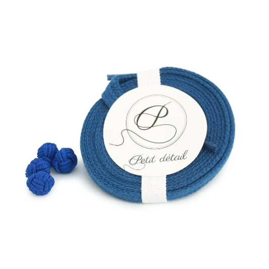 Ensemble Lacets Made in France et Bouton de Manchette - Lacets en coton biologique certifié GOTS Bleu Profond - Boutons de manchette forme Noeud Bleu Électrique - vue de face - Petit-détail.com