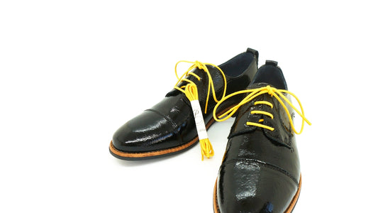 Lacets coton ciré jaune bouton d’or - Made in France - Chaussure noire Paire Pack - Face - Petit-détail.com