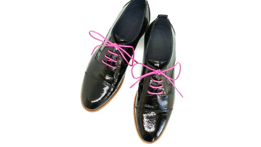 Lacets coton ciré rose fuchsia - Made in France - Chaussure noire Paire - Dessus - Petit-détail.com