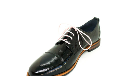 Lacets coton ciré rose pâle - Made in France - Chaussure noire - Face - Petit-détail.com