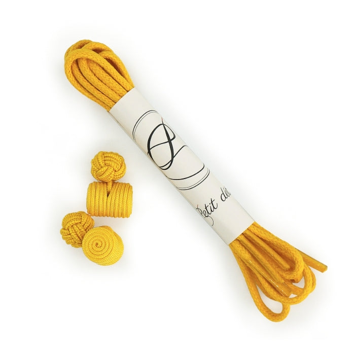 Ensemble Lacets Made in France et Bouton de Manchette - Lacets en coton ciré Jaune bouton d’or - Boutons de manchette forme Baril Jaune - dessus - Petit-détail.com 