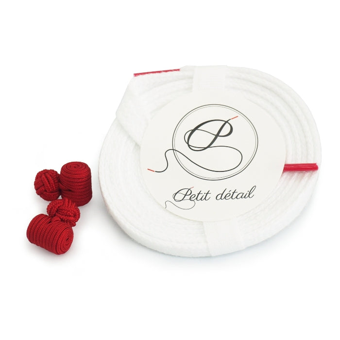 Ensemble Lacets Made in France et Bouton de Manchette - Lacets en coton biologique certifié GOTS Blanc et Rouge Framboise - Boutons de manchette forme Baril Rouge - vue de face - Petit-détail.com 