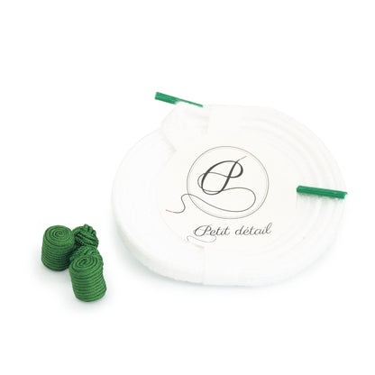 Ensemble Lacets Made in France et Bouton de Manchette - Lacets en coton biologique certifié GOTS Blanc et Vert Cactus - Boutons de manchette forme Baril Vert - vue de face - Petit-détail.com 