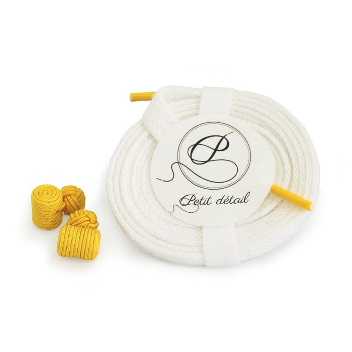 Ensemble Lacets Made in France et Bouton de Manchette - Lacets en coton classique supérieur Blanc et Jaune - Boutons de manchette forme Baril Jaune - vue de face - Petit-détail.com 