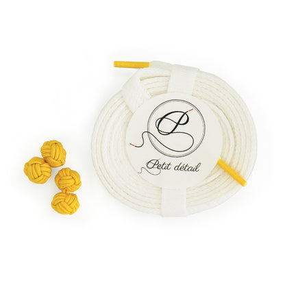 Ensemble Lacets Made in France et Bouton de Manchette - Lacets en coton classique supérieur Blanc et Jaune - Boutons de manchette forme Noeud Jaune - vue de dessus - Petit-détail.com 