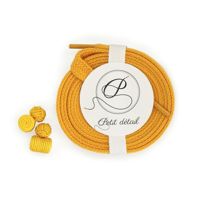 Ensemble Lacets Made in France et Bouton de Manchette - Lacets en coton biologique certifié GOTS Ocre Jaune - Boutons de manchette forme Baril Jaune - vue de dessus - Petit-détail.com 