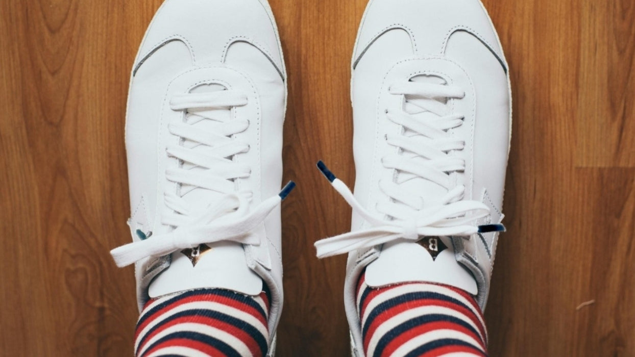 Lacets sneakers coton biologique certifié GOTS - Blanc & Bleu Nuit - Made in France - En Situation - Unisexe - Paire - Petit-détail.com