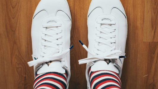 Lacets sneakers coton biologique certifié GOTS - Blanc & Bleu Nuit - Made in France - En Situation - Unisexe - Paire - Petit-détail.com