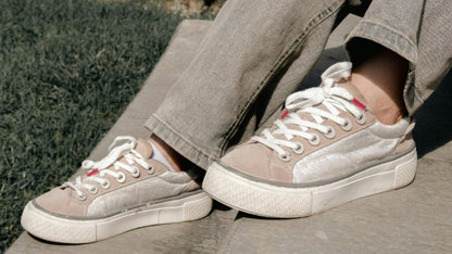 Lacets sneakers coton biologique certifié GOTS - Blanc & Rouge Framboise - Made in France - En Situation - Unisexe - Paire - Petit-détail.com
