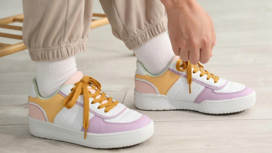 Lacets sneakers coton biologique certifié GOTS - Ocre Jaune - Made in France - En Situation - Unisexe - Paire - Petit-détail.com