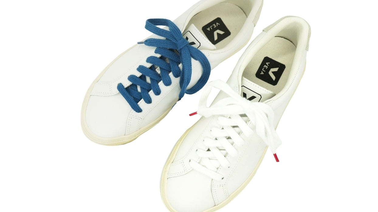 Lacets sneakers coton bio certifié - bleu profond - blanc et rouge framboise - Made in France - Unisexe Paire - Dessus - Petit-détail.com