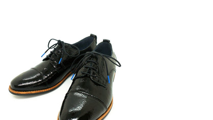 Lacets coton ciré noir et bleu - Made in France - Chaussure noire Paire - Face - Petit-détail.com