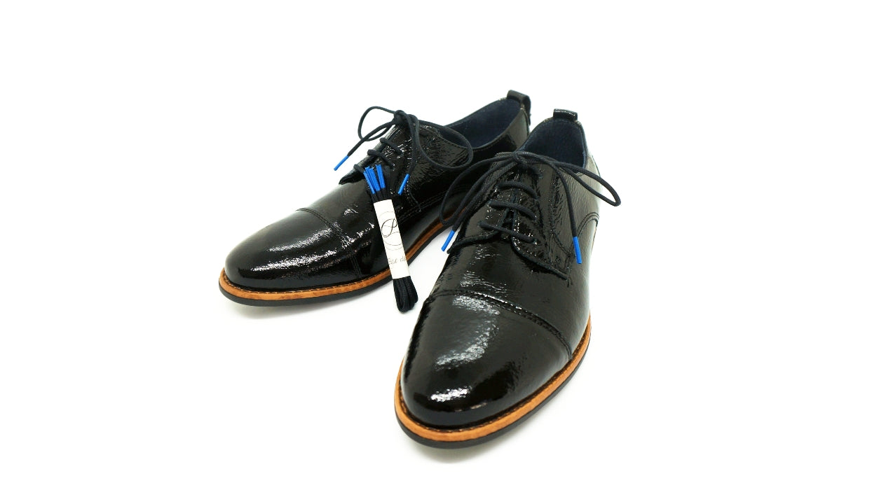 Lacets coton ciré noir et bleu - Made in France - Chaussure noire Paire Pack - Face - Petit-détail.com