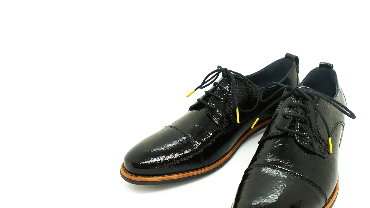Lacets coton ciré noir et jaune - Made in France - Chaussure noire Paire - Face - Petit-détail.com