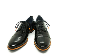 Lacets coton ciré noir et orange - Made in France - Chaussure noire Paire - Face - Petit-détail.com