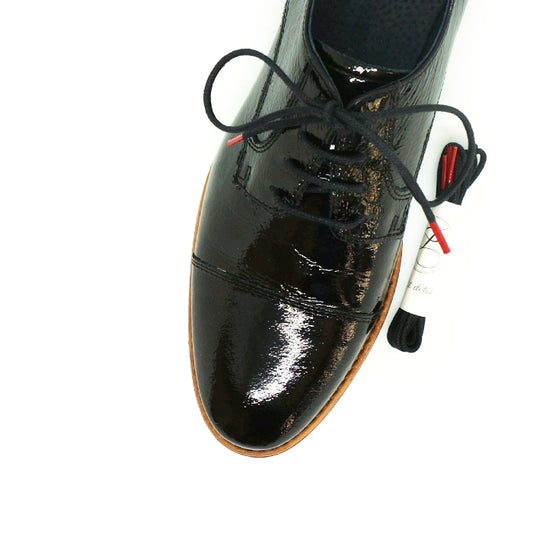 Lacets coton ciré noir et rouge - Made in France - Chaussure noire Pack - Dessus - Petit-détail.com