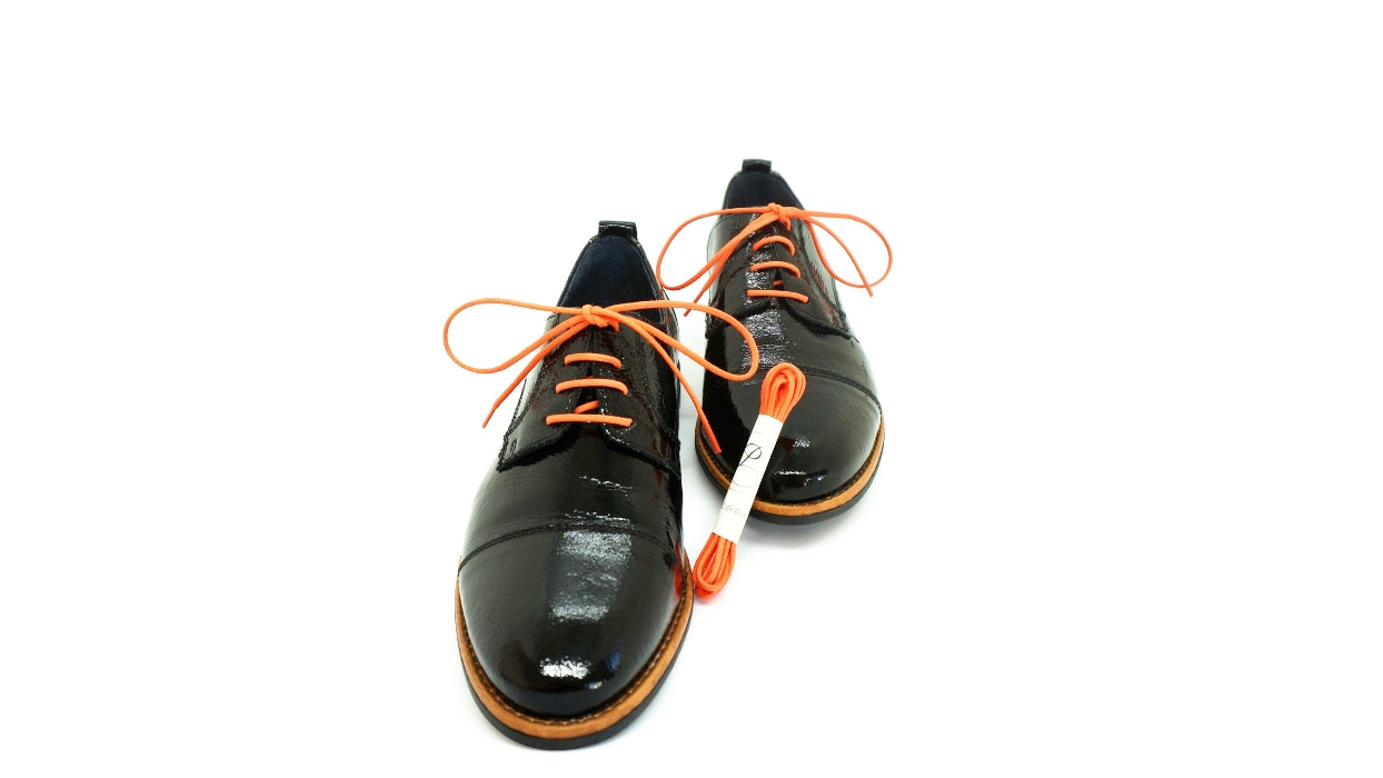 Lacets coton ciré orange - Made in France - Chaussure noire Paire Pack - Face - Petit-détail.com