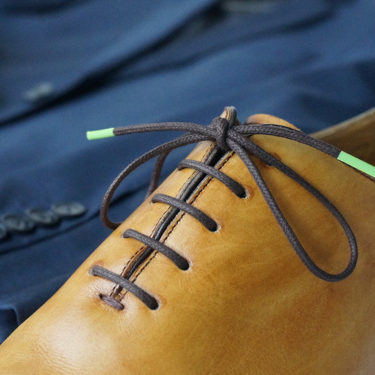 Lacets fabriqués en France, lacets en coton ciré, marron avec embouts verts sur chaussure de cuir marron camel, Petit-detail.com